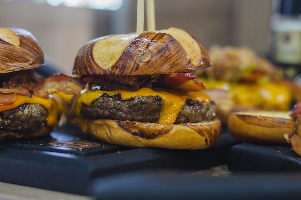 Cheeseburger artesanal montado com cheddar e bacon